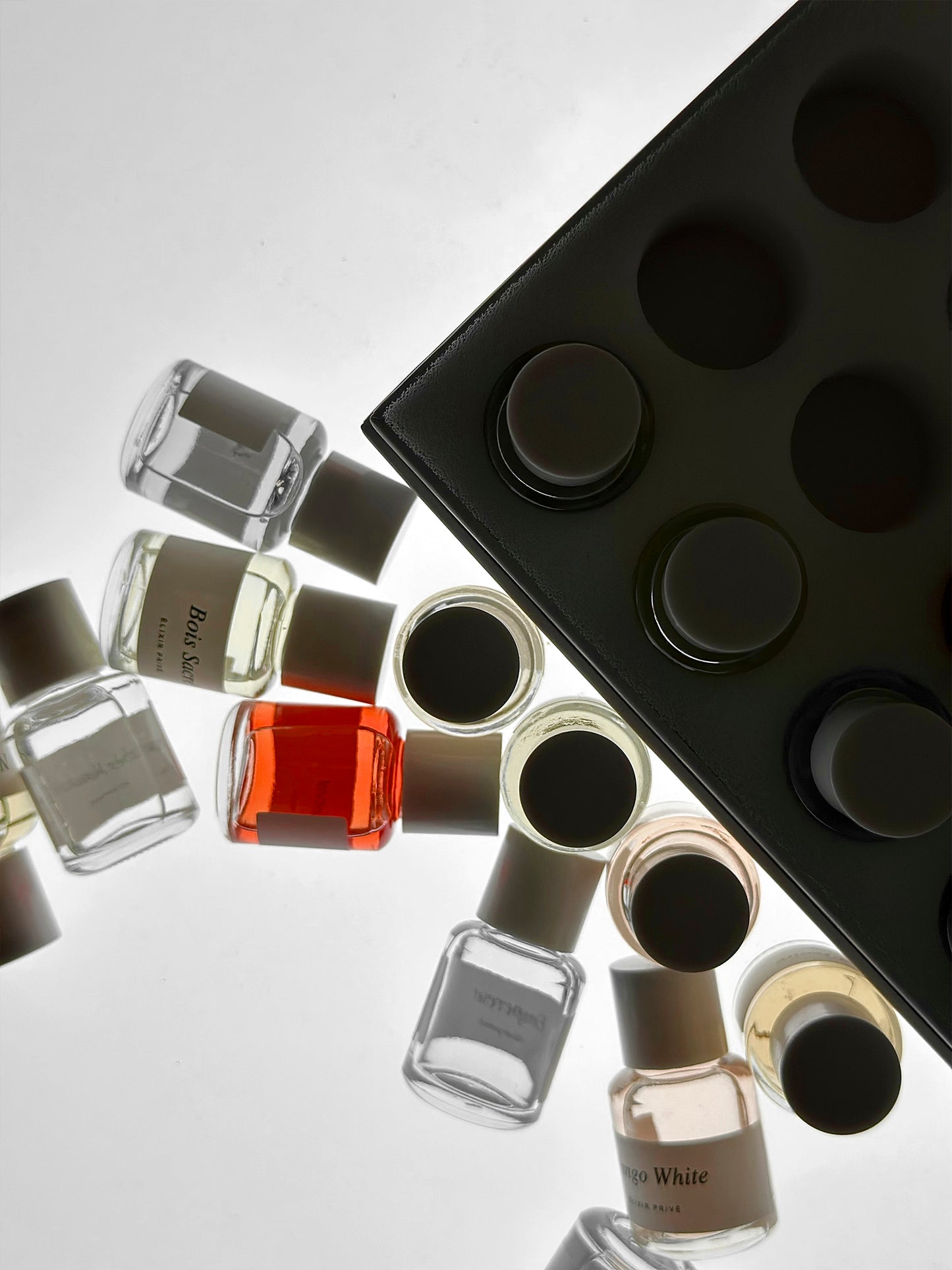 #COFFRET #COLLECTION #GOUTTELETTES #ÉLIXIRPRIVÉ #OUDCARBONE #BARBÈSMANDARINE #SABLESARRASIN #BOISSACRÉ #OMBRECÉLESTE #BRUMEDIVOIRE #ÉCAILLEDORIENT #SUCREBLANC #GRISPOLAIRE #CHÂTIMENT #FLEURORPHELINE #EMPEREUR