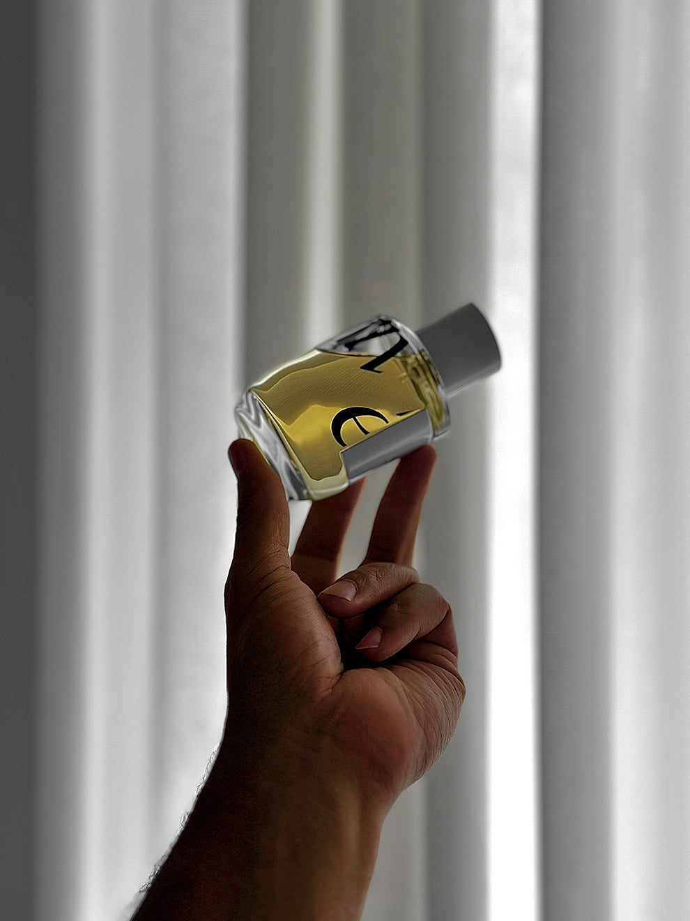 #OUDCARBONE #ÉLIXIRPRIVÉ #PARFUMPARIS #ATELIERPARFUM #BOISÉ #FLORAL #CITRONDITALIE, #MANDARINE, #ROSEBLACKBACCARA, #FLEURDORANGER, #TABAC, #OUDDULAOS, #MUSC, #NAGARMOTHA, #PATCHOULI, #SANTAL, #VETIVERHAÏTI, #CÈDRE, #AMBRE, #PARFUM, #PARIS