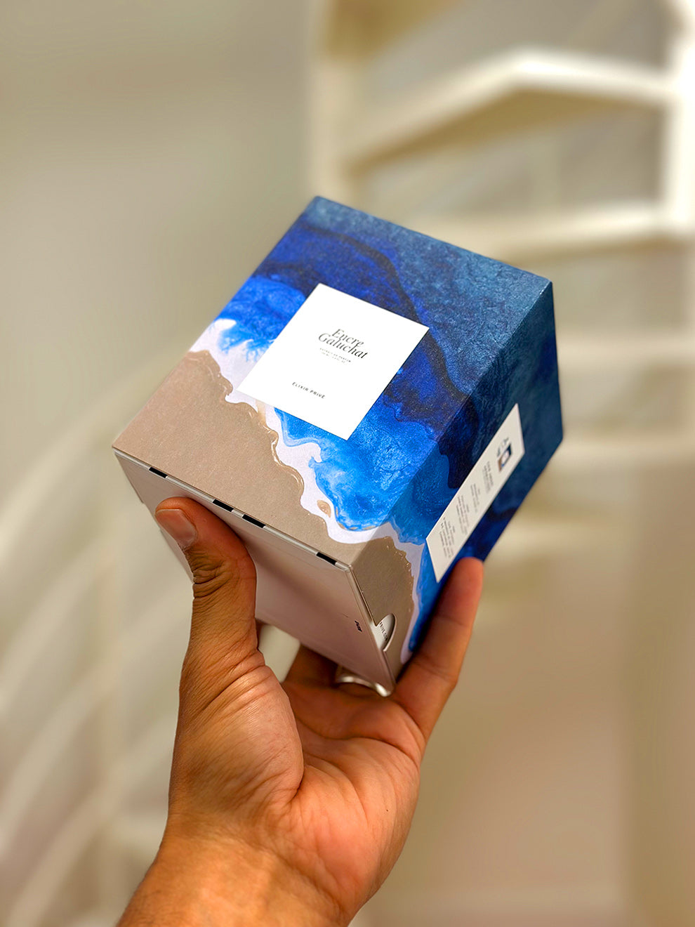 #ENCREGALUCHAT #EXTRAITDEPARFUM #CUIRAROMATIQUEAMBRÉ #SAFRAN #JASMINSAMBAC #CISTE #CASTOREUM #BOISDECASHMERE #MUSCS #ENCRE
#OZONIQUE #AQUATIQUE #POUDRÉ #FEUTRÉ #ÉLIXIRPRIVÉ