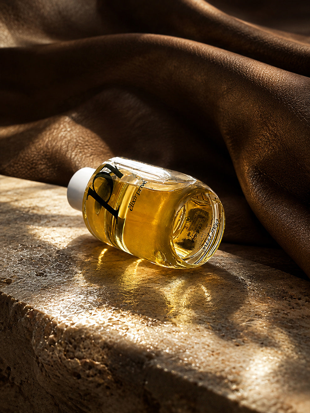 #CUIRTONKA, #ÉLIXIRPRIVÉ, #PARFUMPARIS, #ATELIERPARFUM, #AMBRE, #BOISÉ, #GINGEMBRE, #TABAC, #VANILLE, #CARDAMOME #CORIANDRE #MUSC #PERFUME, #PARFUM, #PARIS, #CUIR, #TONKA, #ÉLIXIR #EXTRAITDEPARFUM